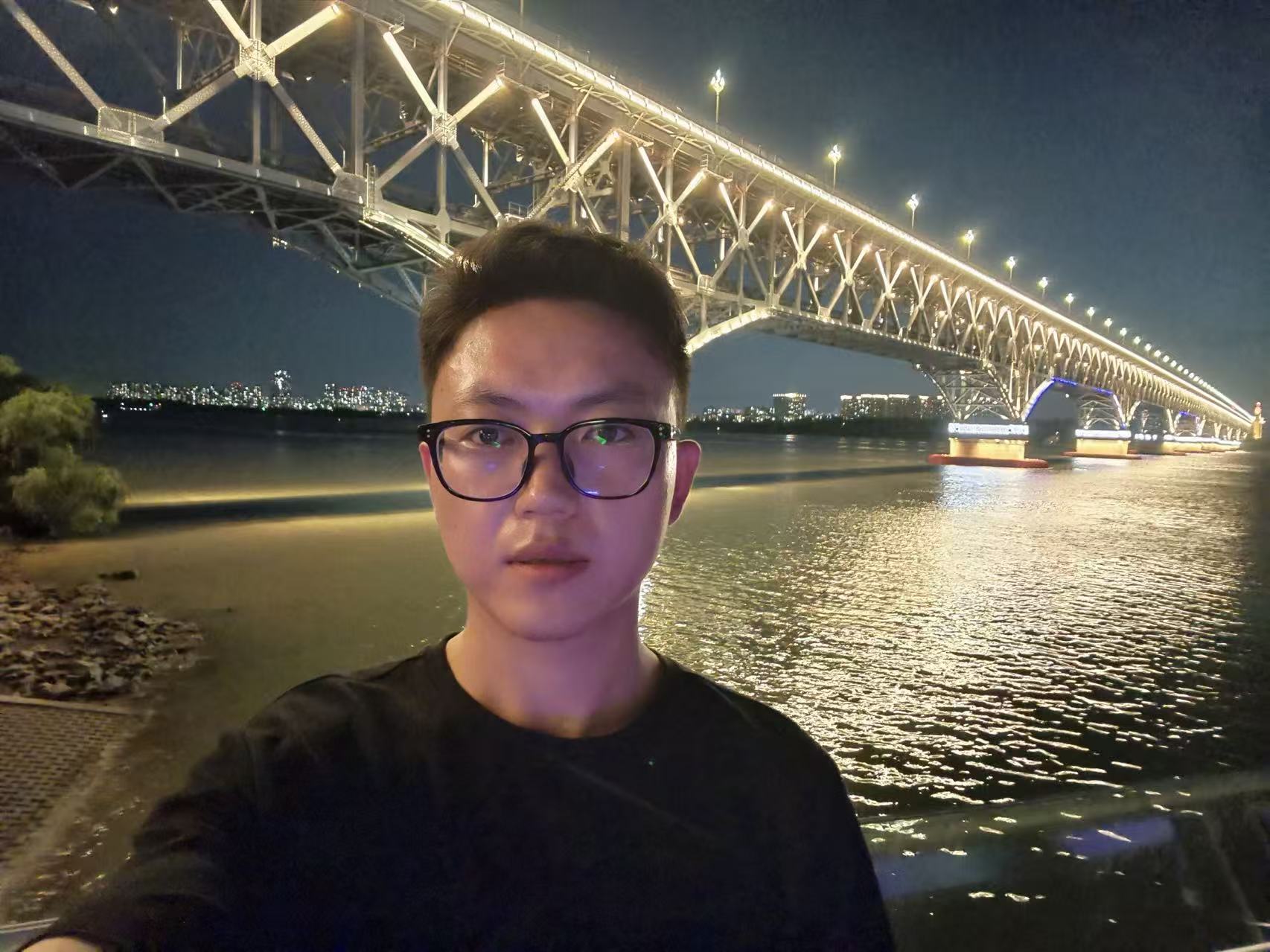 李世龙在江边夜景中的照片