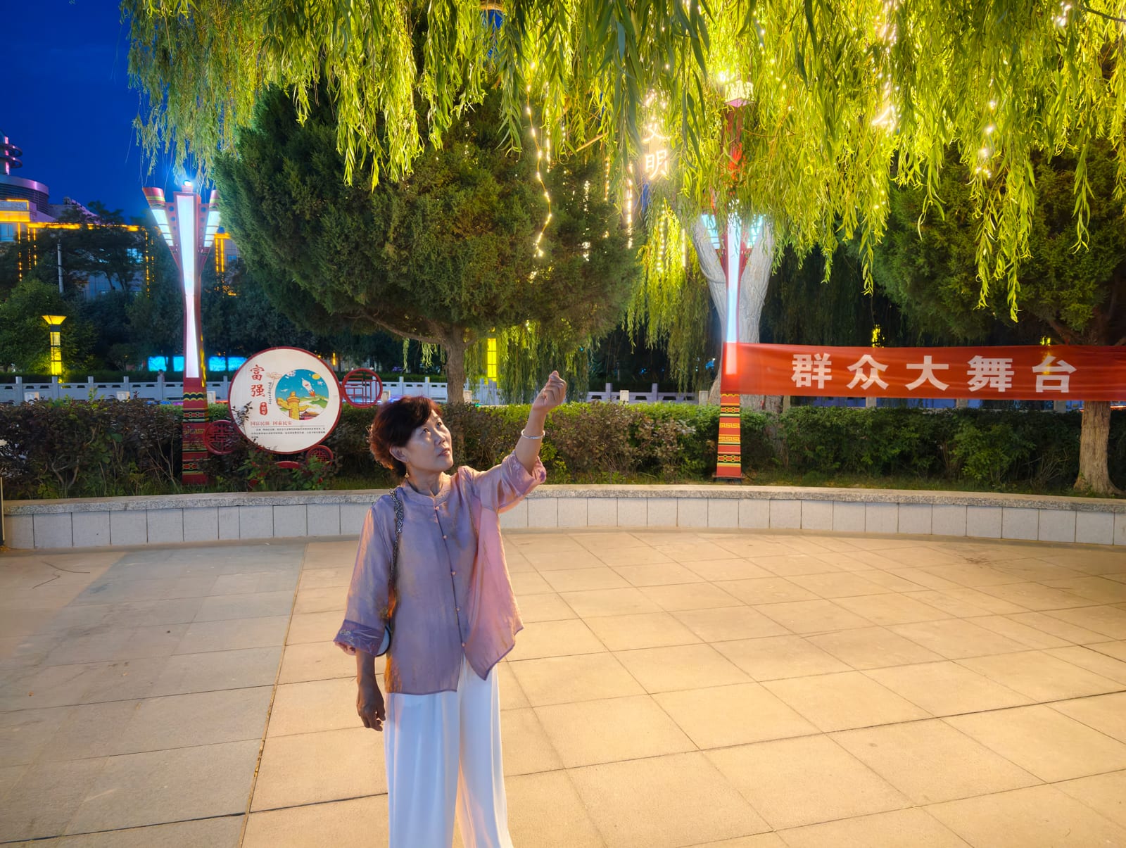 和妈妈的傍晚散步的记录照片