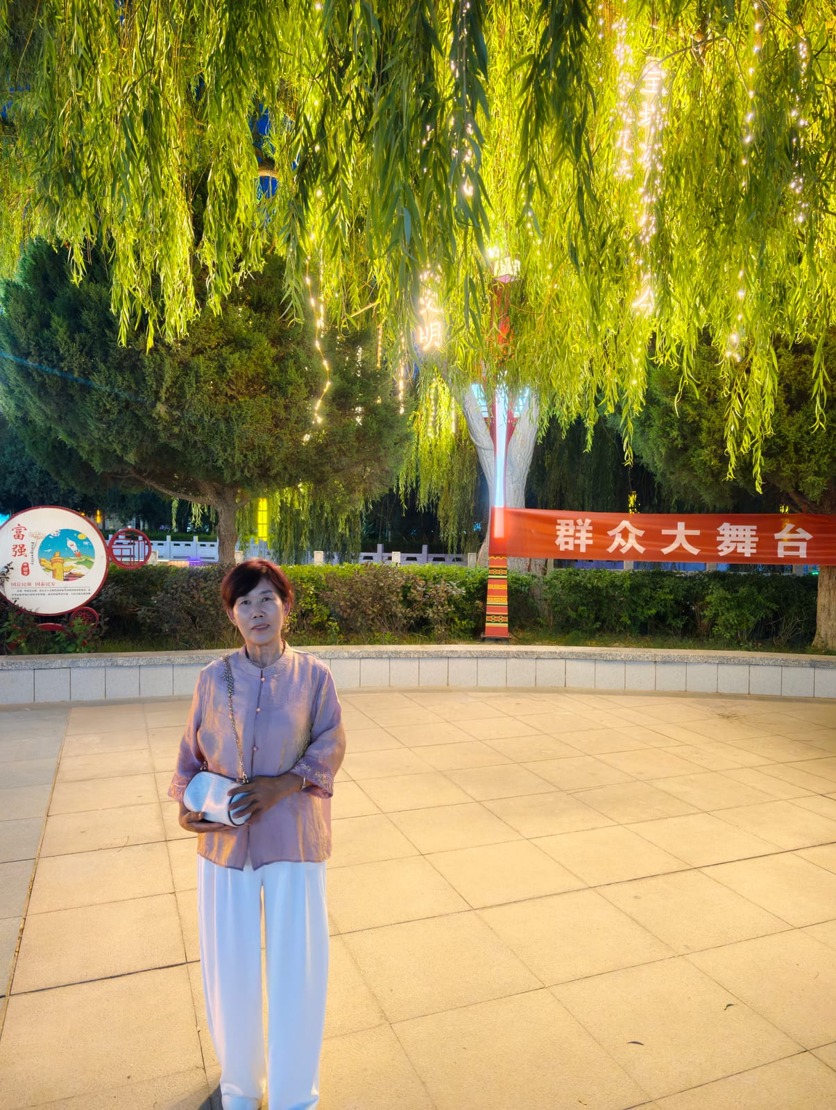 和妈妈的傍晚散步的记录照片