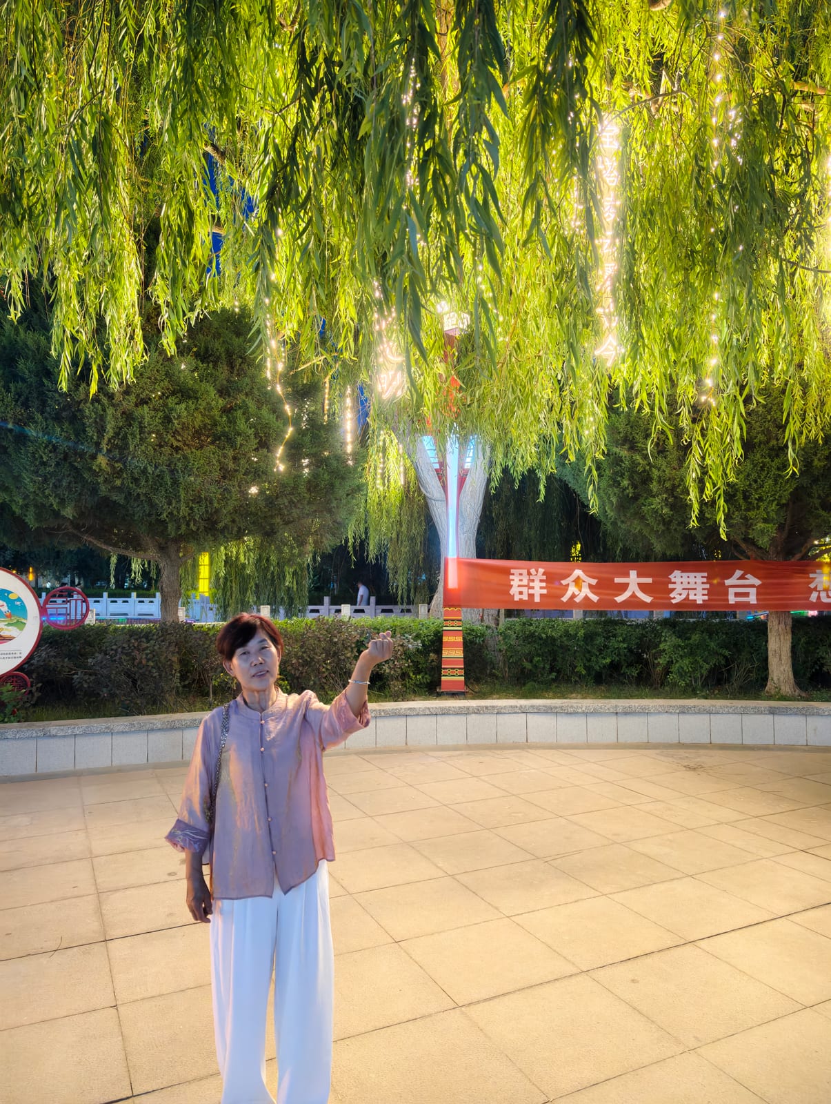 和妈妈的傍晚散步的记录照片