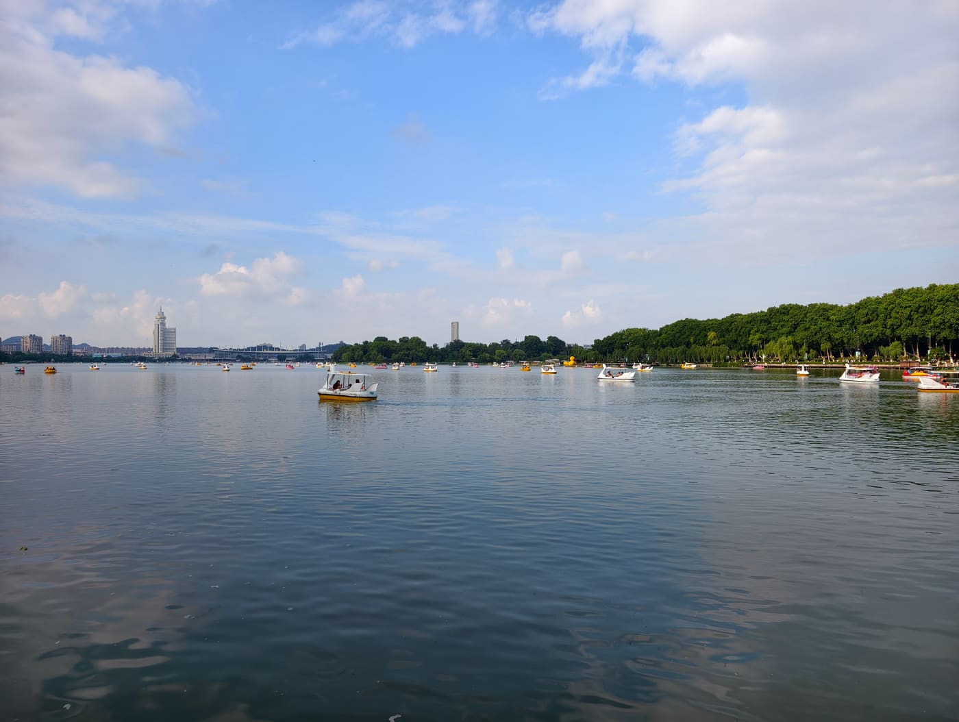 南京坐在玄武湖边旅行照片