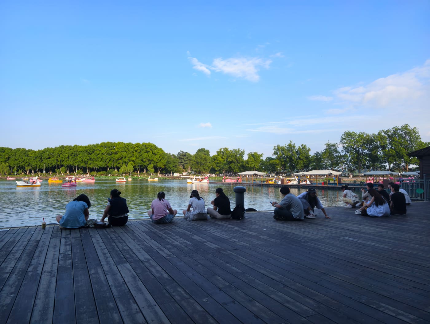 南京坐在玄武湖边旅行照片