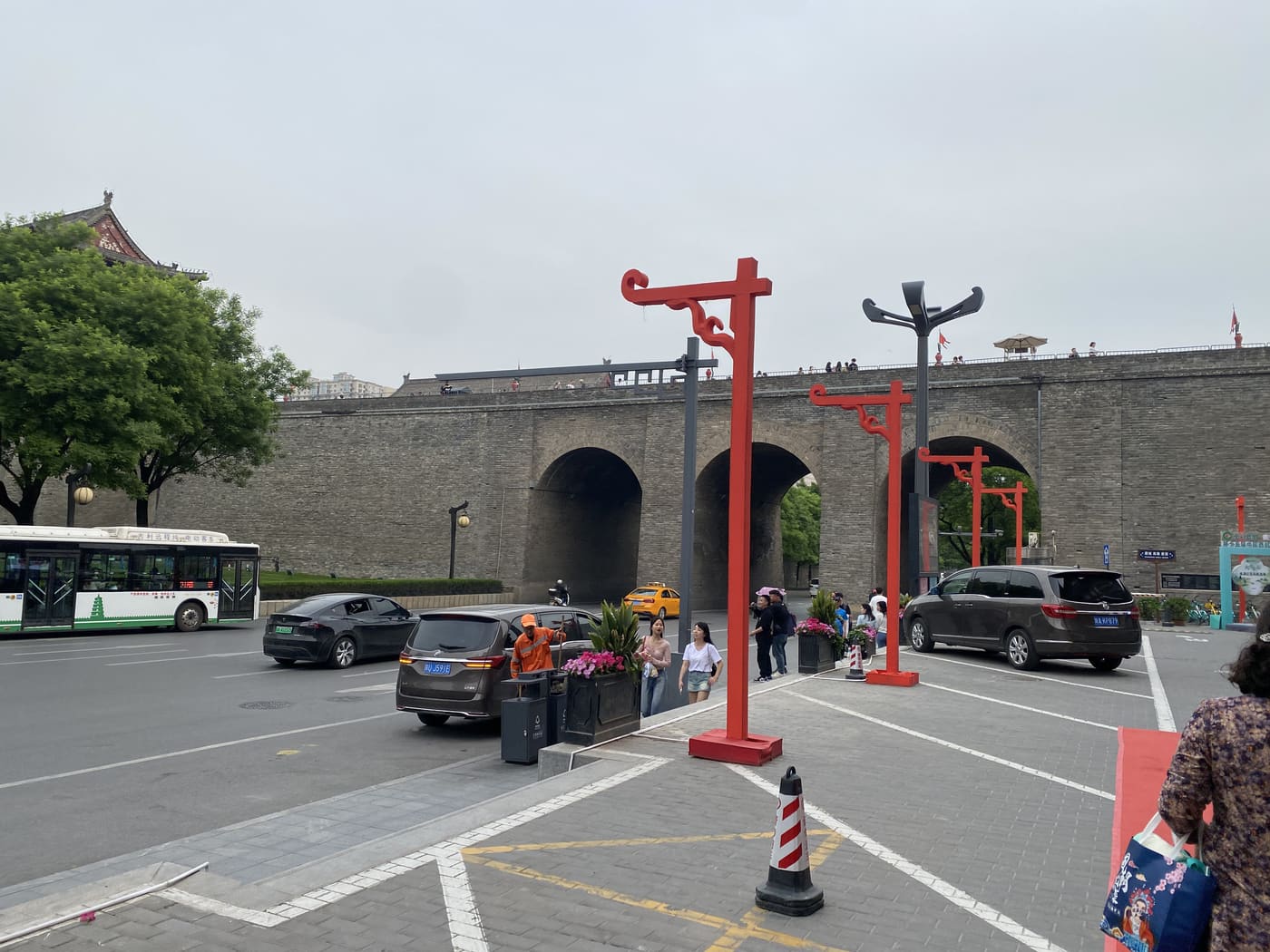 西安城墙下旅行照片