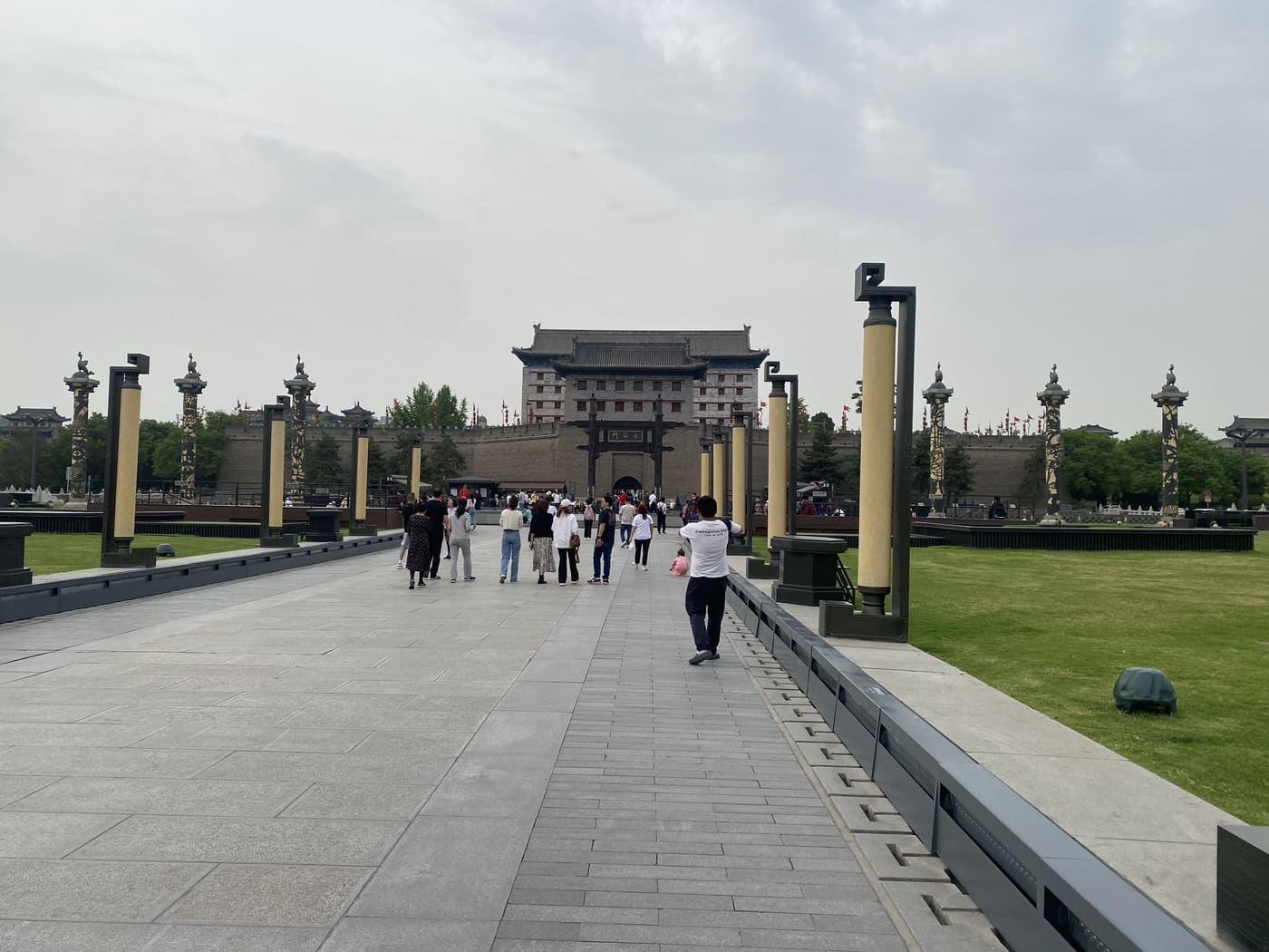 西安城墙下旅行照片