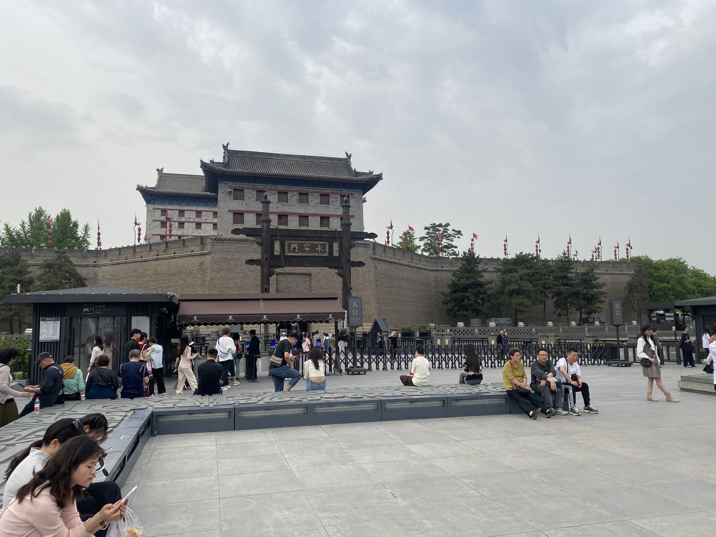 西安城墙下旅行照片