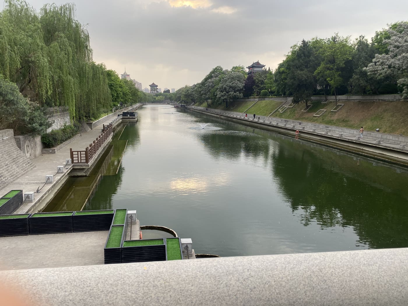 西安城墙下旅行照片