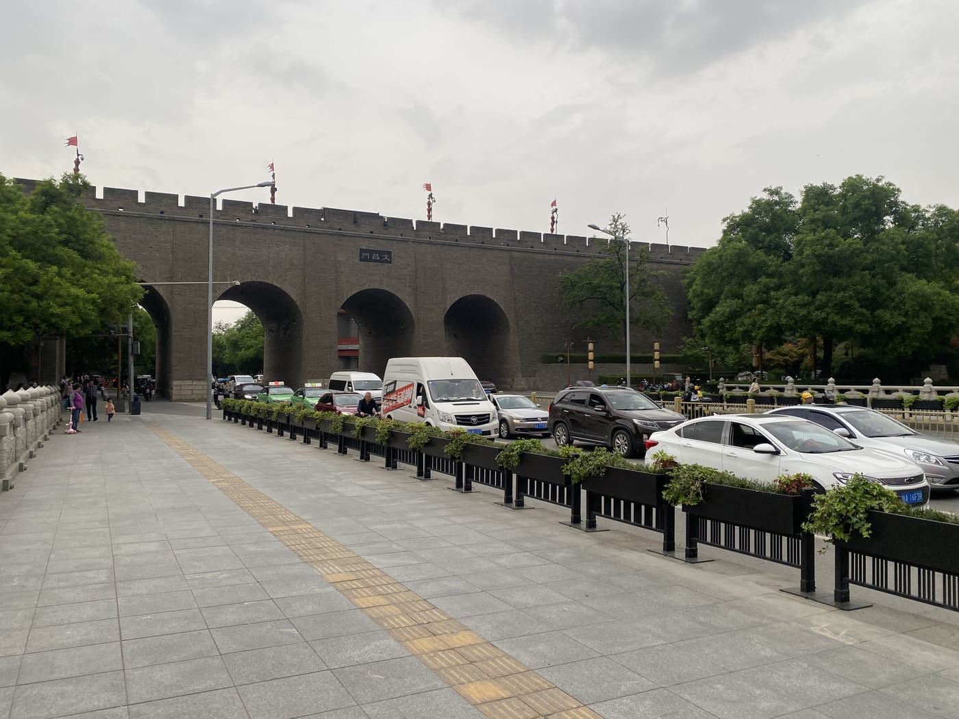 西安城墙下旅行照片